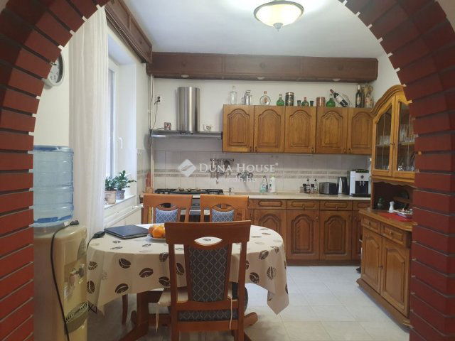 Eladó családi ház, Pécsett 165 M Ft, 8 szobás