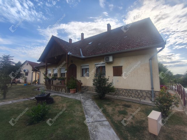 Eladó családi ház, Segesden 69.9 M Ft, 8 szobás