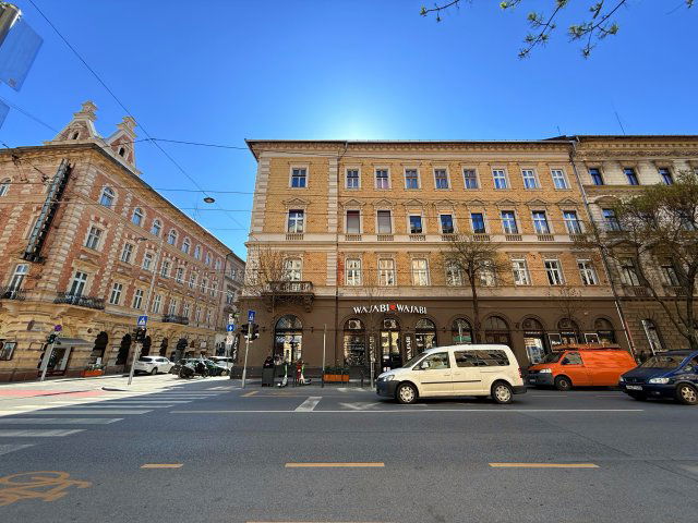 Eladó téglalakás, Budapesten, VI. kerületben, Jókai utcában