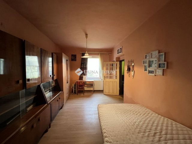 Eladó családi ház, Veszprémben 34.99 M Ft, 2 szobás