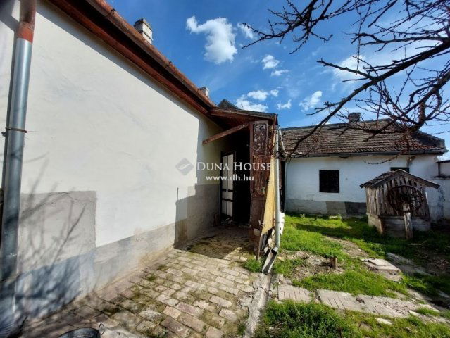 Eladó családi ház, Baján 29.99 M Ft, 2 szobás