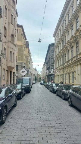 Eladó téglalakás, Budapesten, V. kerületben 122 M Ft, 2 szobás