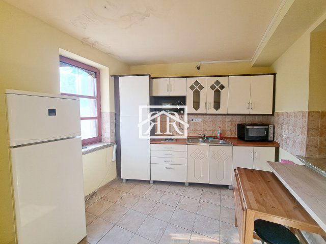 Kiadó családi ház, albérlet, Szegeden, Nádas utcában, 9 szobás