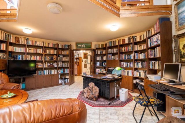 Eladó családi ház, Pécsett 133 M Ft, 7 szobás