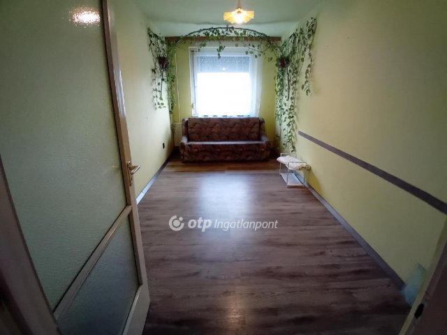 Eladó panellakás, Berettyóújfaluban 49.9 M Ft, 3+1 szobás