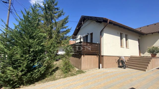 Eladó sorház, Nagytarcsán 95.9 M Ft, 4 szobás