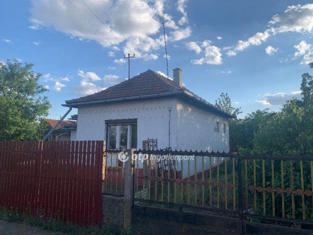 Eladó családi ház, Törökszentmiklóson 8.9 M Ft, 2 szobás