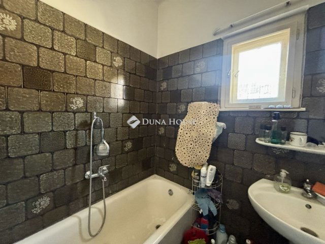 Eladó családi ház, Esztergomban 78.9 M Ft, 5 szobás