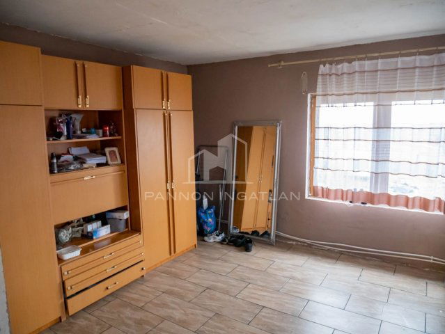 Eladó családi ház, Veszprémben 20 M Ft, 2 szobás