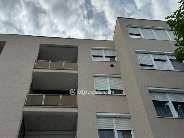 Eladó panellakás, Tiszafüreden 23 M Ft, 2 szobás
