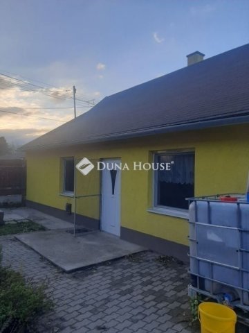 Eladó családi ház, Székesfehérvárott 49.999 M Ft, 2 szobás