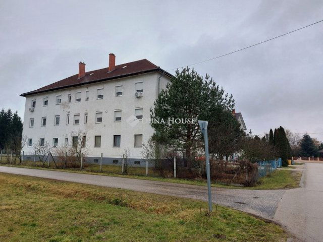 Eladó téglalakás, Fertődön 41.9 M Ft, 3 szobás