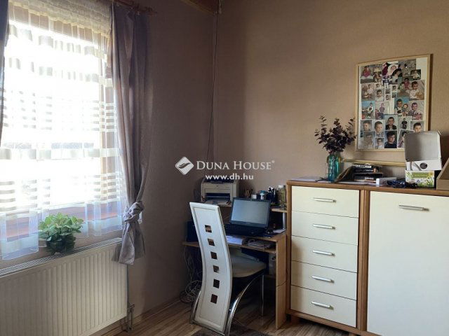 Eladó családi ház, Százhalombattán 150 M Ft, 5 szobás