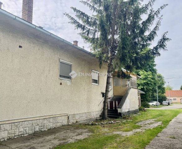 Eladó téglalakás, Komáromban 32 M Ft, 2 szobás