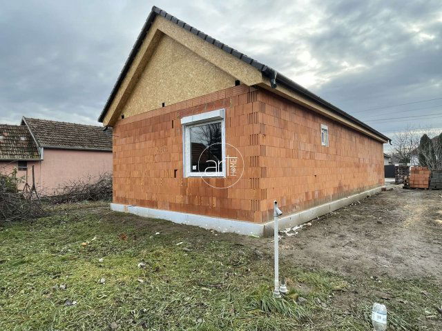 Eladó családi ház, Szegeden 105 M Ft, 4 szobás