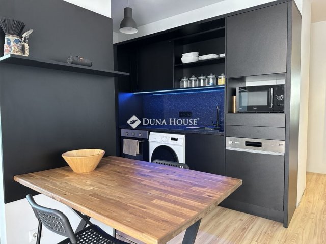 Eladó téglalakás, Siófokon 98 M Ft, 2 szobás