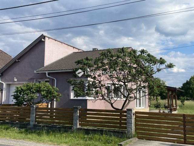 Eladó családi ház, Nádasdon 84.99 M Ft, 4 szobás