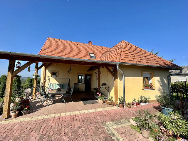 Eladó családi ház, Sárváron 99 M Ft, 4 szobás