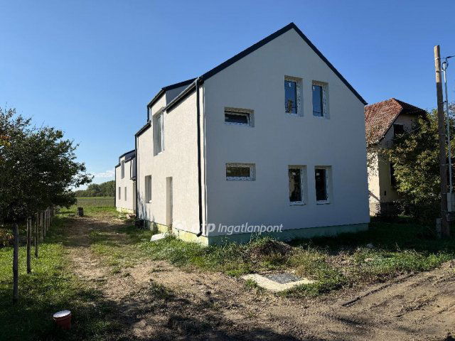 Eladó ikerház, Szigetszentmártonban 81.9 M Ft, 5 szobás