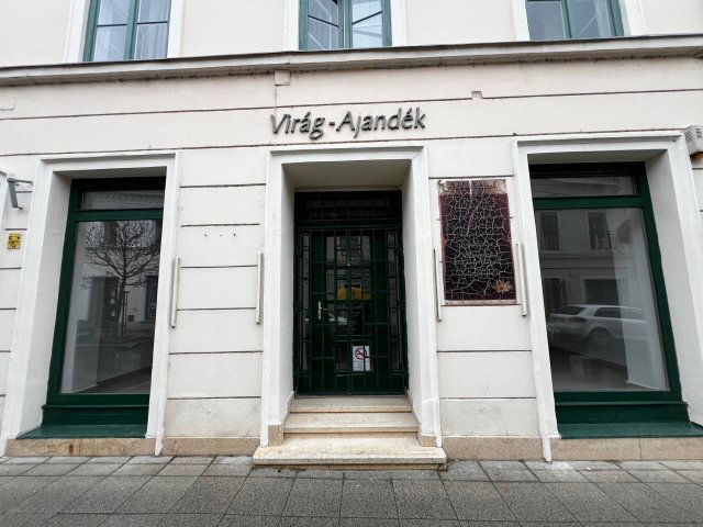 Kiadó üzlethelyiség, Pécsett 170 E Ft / hó, 3 szobás