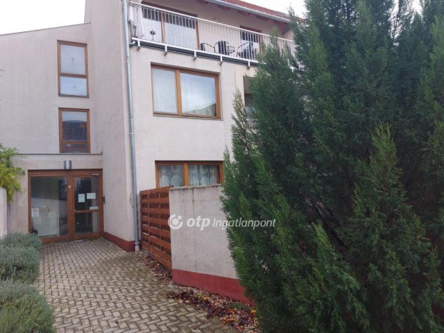 Eladó téglalakás, Pécsett 82 M Ft, 3 szobás