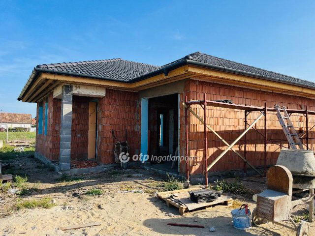 Eladó ikerház, Debrecenben 74.99 M Ft, 3 szobás