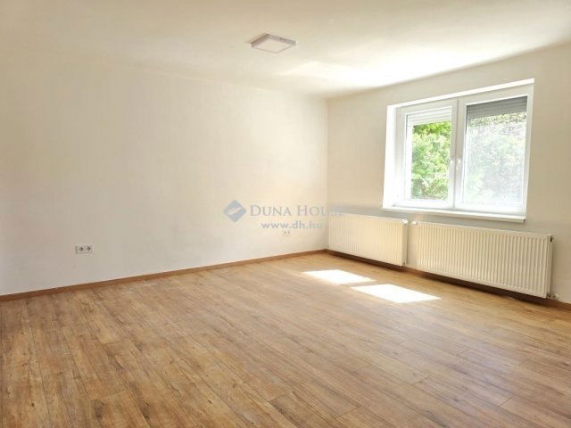 Eladó téglalakás, Pécsett 109.9 M Ft, 4 szobás