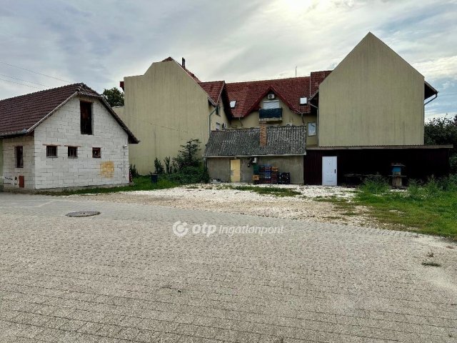 Eladó családi ház, Monoron 200 M Ft, 3 szobás