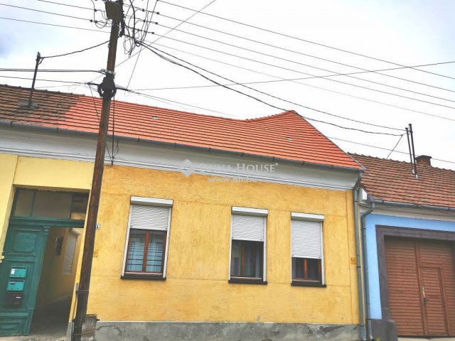 Eladó téglalakás, Esztergomban 39.5 M Ft, 2 szobás