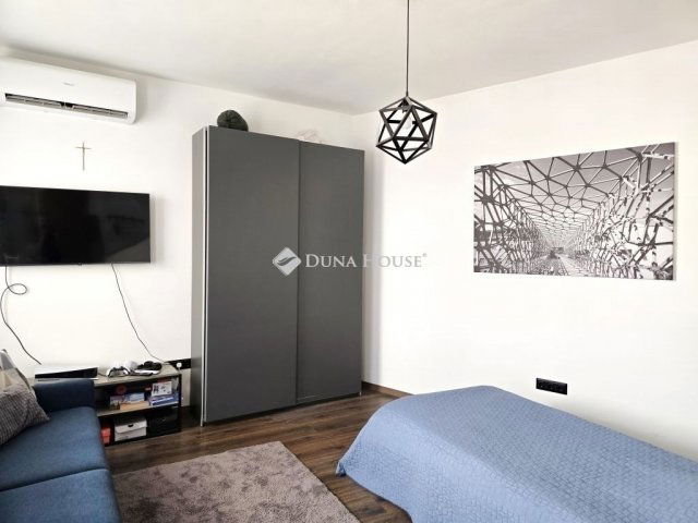 Eladó téglalakás, Pécsett 84.9 M Ft, 3 szobás