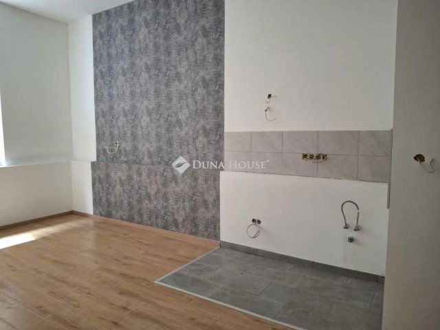 Eladó téglalakás, Budapesten, VI. kerületben 104.9 M Ft