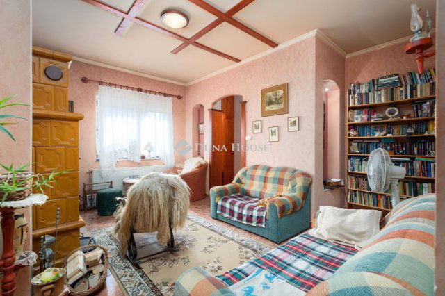 Eladó családi ház, Pápán 45.8 M Ft, 4 szobás