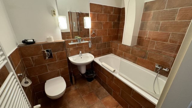 Eladó családi ház, Esztergomban 259.9 M Ft, 10 szobás