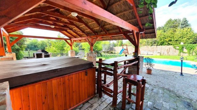 Eladó nyaraló, Békésszentandráson 175 M Ft, 3+5 szobás