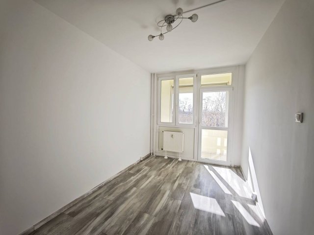 Eladó panellakás, Szegeden 59.7 M Ft, 3 szobás