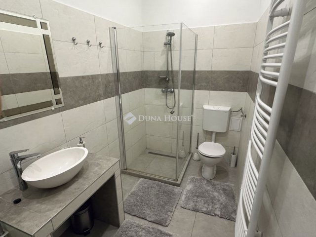 Eladó téglalakás, Szegeden 90 M Ft, 4 szobás