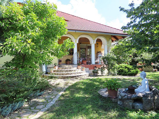Eladó családi ház, Vonyarcvashegyen 195 M Ft, 6 szobás
