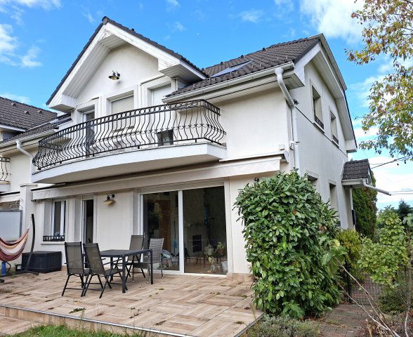 Eladó ikerház, Budapesten, III. kerületben 289.9 M Ft, 3+1 szobás