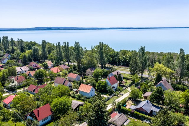 Eladó nyaraló, Révfülöpön, Hársfa utcában 39.99 M Ft