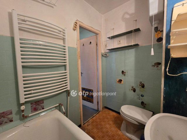 Eladó panellakás, Pápán 26.5 M Ft, 1+1 szobás