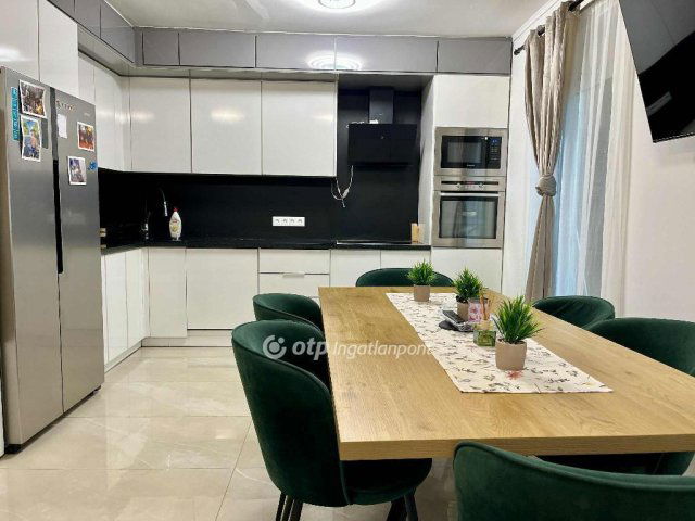 Eladó ikerház, Cegléden 59.9 M Ft, 2 szobás