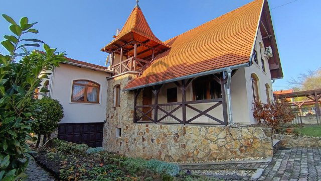 Eladó családi ház, Balatonbogláron 149.9 M Ft, 7 szobás