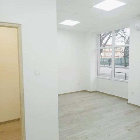 Kiadó üzlethelyiség, Szolnokon 150 E Ft / hó, 1 szobás