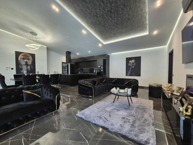 Eladó családi ház, Pécsett, Kakukk utcában 215 M Ft, 3 szobás