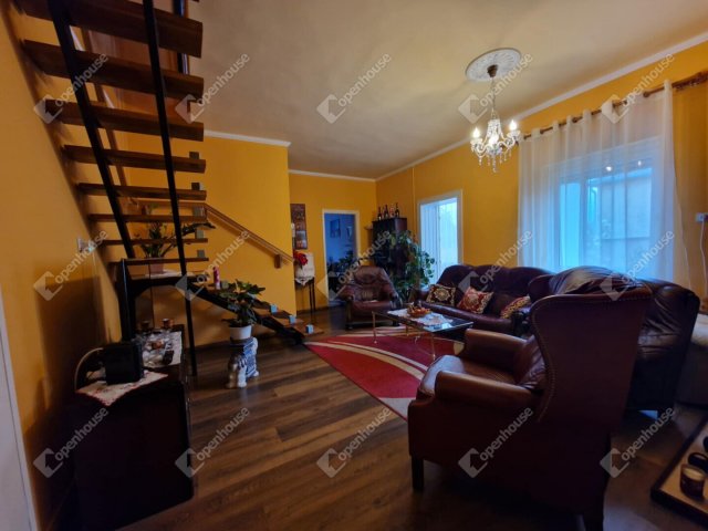 Eladó családi ház, Ászáron 61.9 M Ft, 5 szobás
