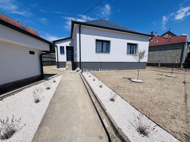 Eladó családi ház, Pécsett 89.9 M Ft, 3 szobás