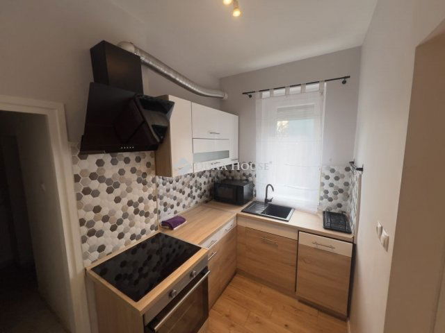 Eladó ikerház, Budapesten, III. kerületben 209.9 M Ft, 9 szobás