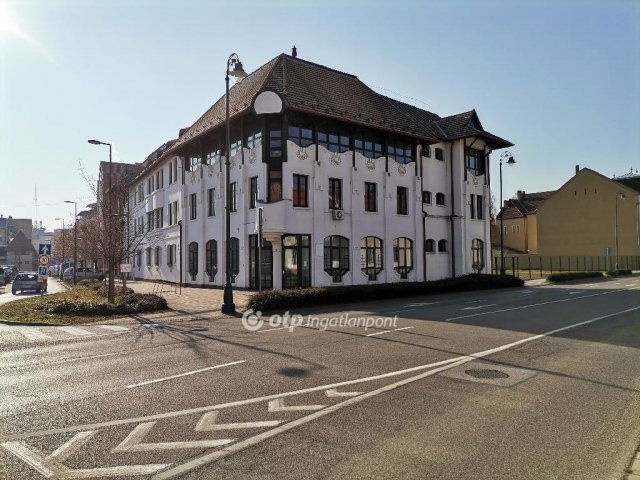 Eladó iroda, Békéscsabán 425 M Ft, 30 szobás