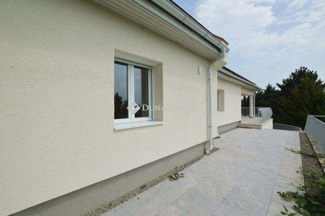 Eladó családi ház, Velencén 259 M Ft, 6 szobás