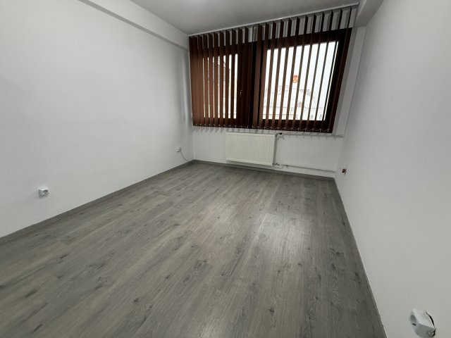 Kiadó iroda, Veszprémben, Óváros téren 80 E Ft / hó